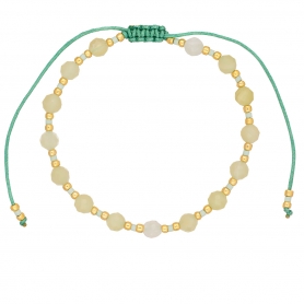 Βραχιόλι λεπτό μακραμέ Boho της Excite Fashion Jewellery, με ivory πέτρες, και χρυσές χάντρες. B-110471-45