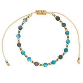 Βραχιόλι λεπτό μακραμέ Boho της Excite Fashion Jewellery, με γαλάζιο-μπλέ πέτρες, και χρυσές χάντρες. B-110474-45