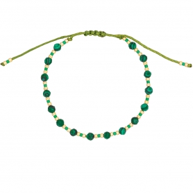 Βραχιόλι λεπτό  μακραμέ Boho της Excite Fashion Jewellery, με πράσινες πέτρες και χρυσές χάντρες. B-110475-45