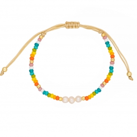 Βραχιόλι λεπτό μακραμέ Boho της Excite Fashion Jewellery, με περλίτσες,  πολύχρωμες και χρυσές χάντρες. B-110491-4
