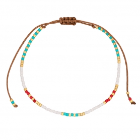 Βραχιόλι λεπτό μακραμέ Boho της Excite Fashion Jewellery, με πολύχρωμες και χρυσές χάντρες. B-110492-4
