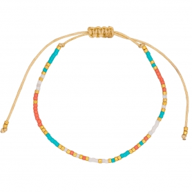 Βραχιόλι λεπτό μακραμέ Boho της Excite Fashion Jewellery, με λευκές, κοραλί, τιρκουάζ και χρυσές χάντρες. B-110497-4