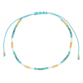 Βραχιόλι λεπτό μακραμέ Boho της Excite Fashion Jewellery, με τιρκουάζ, λευκές, και χρυσές  χάντρες. B-110501-4