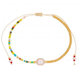 Βραχιόλι λεπτό μακραμέ Boho της Excite Fashion Jewellery, με πέρλα και half & half πολύχρωμες και χρυσές χάντρες. B-110503-45