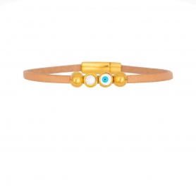 Χειροποίητο δερμάτινο βραχιόλι  της  Excite Fashion Jewellery, με λεπτό λουράκι, επίχρυσο ματάκι με σμάλτο, στρογγυλό στοιχείο με κρυσταλλο και χρυσές μπίλιες. BM-1711-01-05-6