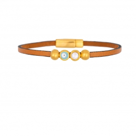 Χειροποίητο δερμάτινο βραχιόλι  της  Excite Fashion Jewellery, με λεπτό λουράκι, επίχρυσο ματάκι με γαλάζιο σμάλτο, στρογγυλό στοιχείο με κρυσταλλο και χρυσές μπίλιες. BM-1712-01-04-6