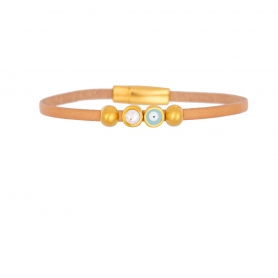 Χειροποίητο δερμάτινο βραχιόλι  της  Excite Fashion Jewellery, με λεπτό λουράκι, επίχρυσο ματάκι με γαλάζιο σμάλτο, στρογγυλό στοιχείο με κρυσταλλο και χρυσές μπίλιες. BM-1712-01-05-6