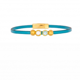 Χειροποίητο δερμάτινο βραχιόλι  της  Excite Fashion Jewellery, με λεπτό λουράκι, επίχρυσο ματάκι με γαλάζιο σμάλτο, στρογγυλό στοιχείο με κρυσταλλο και χρυσές μπίλιες. BM-1712-01-07-6