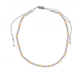 Βραχιόλι ποδιού της Excite Fashion Jewellery με γκρί και χρυσές  χάντρες και ρυθμιζόμενο κλείσιμο με μακραμέ. BP-110456-45