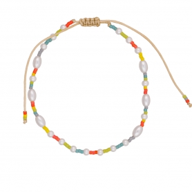 Βραχιόλι ποδιού της Excite Fashion Jewellery με χρωματιστές  χάντρες, περλίτσες και δέσιμο μακραμέ. BP-110466-45