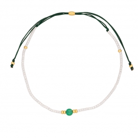 Βραχιόλι λεπτό  Boho της Excite Fashion Jewellery, με πράσινη πέτρα και λευκές χάντρες. BR-0105-4