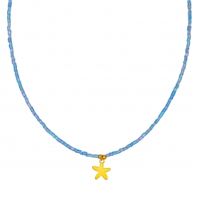 Κολιέ από την Excite Fashion Jewellery με γαλάζιες γυάλινες χάντρες και κρεμαστό αστερία από επιχρυσωμένο ανοξείδωτο ατσάλι. K-1730-01-07-44