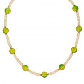 Χειροποίητο κολιέ από την Excite Fashion Jewellery με μαργαριταράκια και μεγάλες πράσινες χάντρες κρακελέ . K-1731-01-18-65