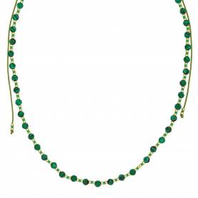 Κολιέ μακραμέ Boho της Excite Fashion Jewellery, με πράσινες πέτρες και χρυσές χάντρες. N-110405-115