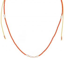 Κολιέ Boho της Excite Fashion Jewellery, με μαργαριταράκια, και κοραλί χάντρες από ανοξείδωτο ατσάλι. N-110415-85