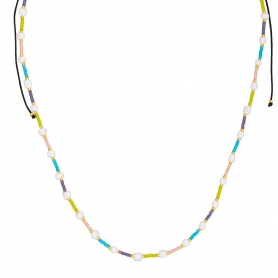 Κολιέ μακραμέ Boho της Excite Fashion Jewellery, με λευκές μεγάλες χάντρες, στολισμένο με μικρότερες, μωβ, πράσινες, τιρκουάζ, ρόζ και χρυσές χάντρες. N-110432-55