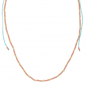 Κολιέ μακραμέ Boho της Excite Fashion Jewellery, με περλίτσες, χρυσές και ροζ χάντρες. N-110440-85