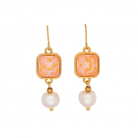 Χειροποίητα κρεμαστά σκουλαρίκια Excite Fashion Jewellery με κοραλί τετράγωνο κρύσταλλο και κρεμαστή πέρλα από επιχρυσωμένο ατσάλι S-1725-01-23-7