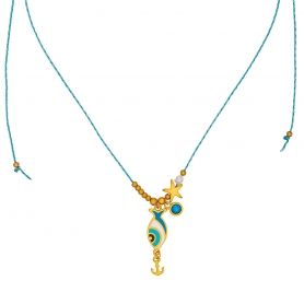 Χειροποίητο κολιέ από την Excite Fashion Jewellery, μοτίφ ψαράκι με σμάλτο, αστερία, κρυσταλλάκι, μεταλλικές επίχρυσες χάντρες, και γαλάζιο κορδόνι. K-1737-01-14-49