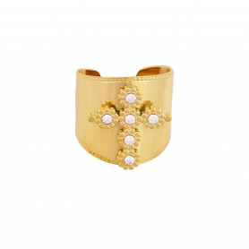 Κομψό δαχτυλίδι από την Excite Fashion Jewellery  στολισμένο με ανάγλυφο σταυρό και λευκά ζιργκόν από ανοξείδωτο επιχρυσωμένο ατσάλι. R-YH1982-G-65