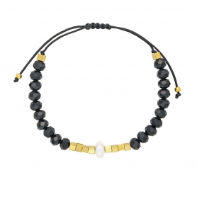 Χειροποίητο βραχιόλι με μαύρες χάνδρες, περλίτσα και χρυσά κυβάκια από την Excite Fashion Jewellery. B-1429-05-10-45