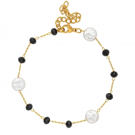 Χειροποίητο βραχιόλι από επιχρυσωμένο ανοξείδωτο ατσάλι, πλακέ πέρλες και μαύρες χάντρες, της Excite Fashion Jewellery. B-1743-01-06-5