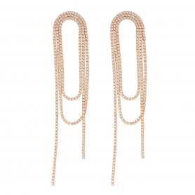 Εντυπωσιακά κρεμαστά σκουλαρίκια, με λευκά κρυσταλλάκια, από ανοξείδωτο επιχρυσωμένο ατσάλι, της Excite Fashion Jewellery. E-2023569-G-85