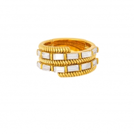 Φαρδύ δαχτυλίδι,  από επιχρυσωμένο ανοξείδωτο ατσάλι, ανάγλυφο σχέδιο με λευκά ζιργκόν, της Excite Fashion Jewellery. R-2306004-G-65