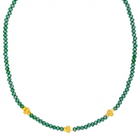 Κολιέ χειροποίητο, με πράσινες χάνδρες, επίχρυσο μοτιφ κύβο και ανάγλυφη ροδέλα, της Excite Fashion Jewellery. K-1421-07-14-66