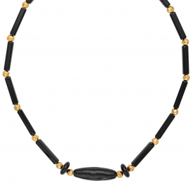 Κολιέ  από επιχρυσωμένο ανοξείδωτο ατσάλι (δεν μαυρίζει), με μαύρες πέτρες σωλήνα, χρυσές χάντρες και οβάλ μαύρη πέτρα, της Excite Fashion Jewellery. K-1741-01-06-105