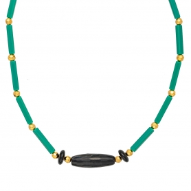 Κολιέ  από επιχρυσωμένο ανοξείδωτο ατσάλι (δεν μαυρίζει), με πράσινες πέτρες σωλήνα, χρυσές χάντρες και οβάλ μαύρη πέτρα, της Excite Fashion Jewellery. K-1741-01-18-105