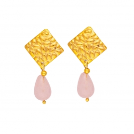 Χειροποίητα κρεμαστά σκουλαρίκια της Excite Fashion Jewellery, ανάγλυφο επίχρυσο μοτίφ, ροζ κρεμαστή σταγόνα,  από ανοξείδωτο ατσάλι. S-1763-11