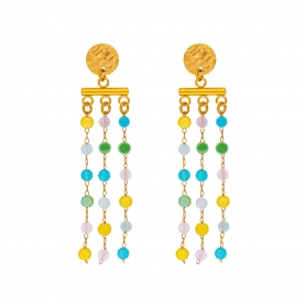 Κρεμαστά σκουλαρίκια της Excite Fashion Jewellery, ανάγλυφο επίχρυσο μοτίφ, κρεμαστές αλυσίδες με πολύχρωμες πλακέ πέτρες, από ανοξείδωτο ατσάλι. S-1767-01-16
