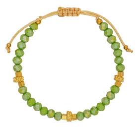 Bραχιόλι  μακραμέ, με πράσινες γυάλινες χάνδρες στολισμένο με ανάγλυφες ροδέλες και κυβάκια από την Excite Fashion Jewellery.  B-1421-01-04-5