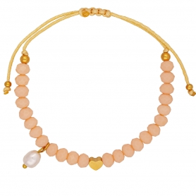 Bραχιόλι μακραμέ με nude γυάλινες χάνδρες, χρυσή καρδιά, και κρεμαστό μαργαριτάρι από την Excite Fashion Jewellery.  B-1424-01-02-5