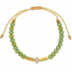 Χειροποίητο βραχιόλι μακραμέ με πράσινες γυάλινες χάνδρες, περλίτσα και χρυσά κυβάκια από την Excite Fashion Jewellery.  B-1429-01-04-45