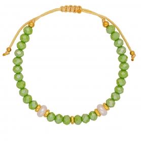 Χειροποίητο βραχιόλι μακραμέ με πράσινες γυάλινες χάνδρες, περλίτσες και χρυσές ροδέλες από την Excite Fashion Jewellery.  B-1430-01-04-49