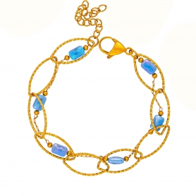 Χειροποίητο διπλό βραχιόλι με γυάλινες γαλάζιες πέτρες, και οβάλ επίχρυση αλυσίδα από ανοξείδωτο ατσάλι, της Excite Fashion Jewellery. B-1735-01-07