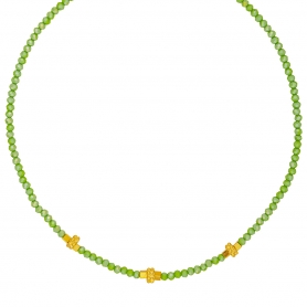 Χειροποίητο κολιέ  με πράσινες γυάλινες  χάνδρες, επίχρυσα μοτιφ κυβάκια και ανάγλυφες ροδέλες , της Excite Fashion Jewellery.  K-1421-07-04-66