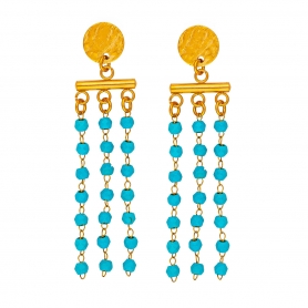 Κρεμαστά σκουλαρίκια της Excite Fashion Jewellery, ανάγλυφο επίχρυσο μοτίφ, κρεμαστές αλυσίδες με τιρκουάζ πέτρες, από ανοξείδωτο ατσάλι. S-1767-01-30
