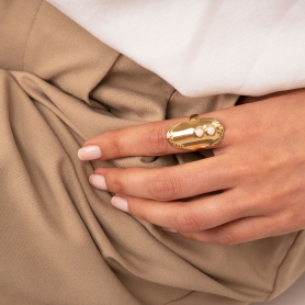 Εντυπωσιακό οβάλ δαχτυλίδι  στολισμένο με λευκό σμάλτο  από την Excite Fashion Jewellery από επιχρυσωμένο ανοιξείδωτο ατσάλι. R-YH377-G-55