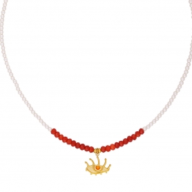 Κολιέ της Excite Fashion Jewellery, με πέρλες , γυάλινες κόκκινες πέτρες και κρεμαστό μοτίφ ματάκι από ανοξείδωτο επιχρυσωμένο ατσάλι. K-1714-01-01-69
