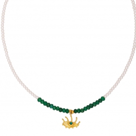 Κολιέ της Excite Fashion Jewellery, με πέρλες,  γυάλινες πράσινες πέτρες και κρεμαστό μοτίφ ματάκι από ανοξείδωτο επιχρυσωμένο ατσάλι. K-1714-01-18-69