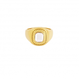 Δαχτυλίδι Excite Fashion Jewellery με λευκή τετράγωνη πετρα, ανάγλυφη ροζέτα από ανοξείδωτο επιχρυσωμένο ατσάλι.R-YH1267A-WHITE-G-75 