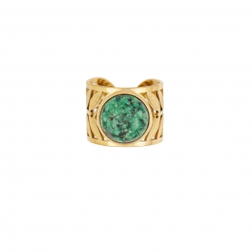 Εντυπωσιακό δαχτυλίδι Excite Fashion Jewellery με μεγάλη πράσινη πέτρα και στολισμένη γάμπα με ανάγλυφα φυλλαράκια από ανοξείδωτο επιχρυσωμένο ατσάλι. R-YH472A-G-65