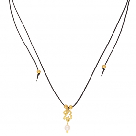 Κολιέ γούρι 23  Excite Fashion Jewellery, με περλίτσα, μεταλλικές χάντρες, μαύρο κορδόνι και δέσιμο μακραμέ. KG-1700-01-06-45