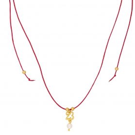 Κολιέ γούρι 23  Excite Fashion Jewellery, με περλίτσα, μεταλλικές χάντρες,  κόκκινο κορδόνι και δέσιμο μακραμέ. KG-1700-01-26-45