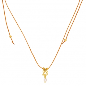 Κολιέ γούρι 23  Excite Fashion Jewellery, με περλίτσα, μεταλλικές χάντρες, πορτοκαλί  κορδόνι και δέσιμο μακραμέ. KG-1700-01-34-45