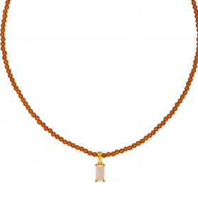 Κολιέ από επίχρυσο ανοξείδωτο ατσάλι της Excite Fashion Jewellery με πορτοκαλί  γυάλινες χάντρες και ατσάλινο στοιχείο με μπέζ ζιργκόν. K-1702-01-25-99
