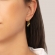 Κομψά, κρεμαστά, ασύμμετρα σκουλαρίκια με αλυσιδίτσα και λευκά ζιργκόν, από επιχρυσωμένο ασήμι 925, της Excite Fashion Jewellery. S-73-G